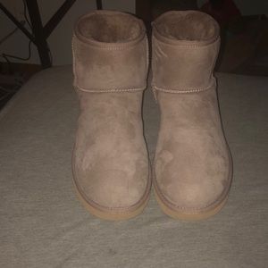 UGG Classic Mini II LOWERED TO 120$ SIZE 10 color: Caribou